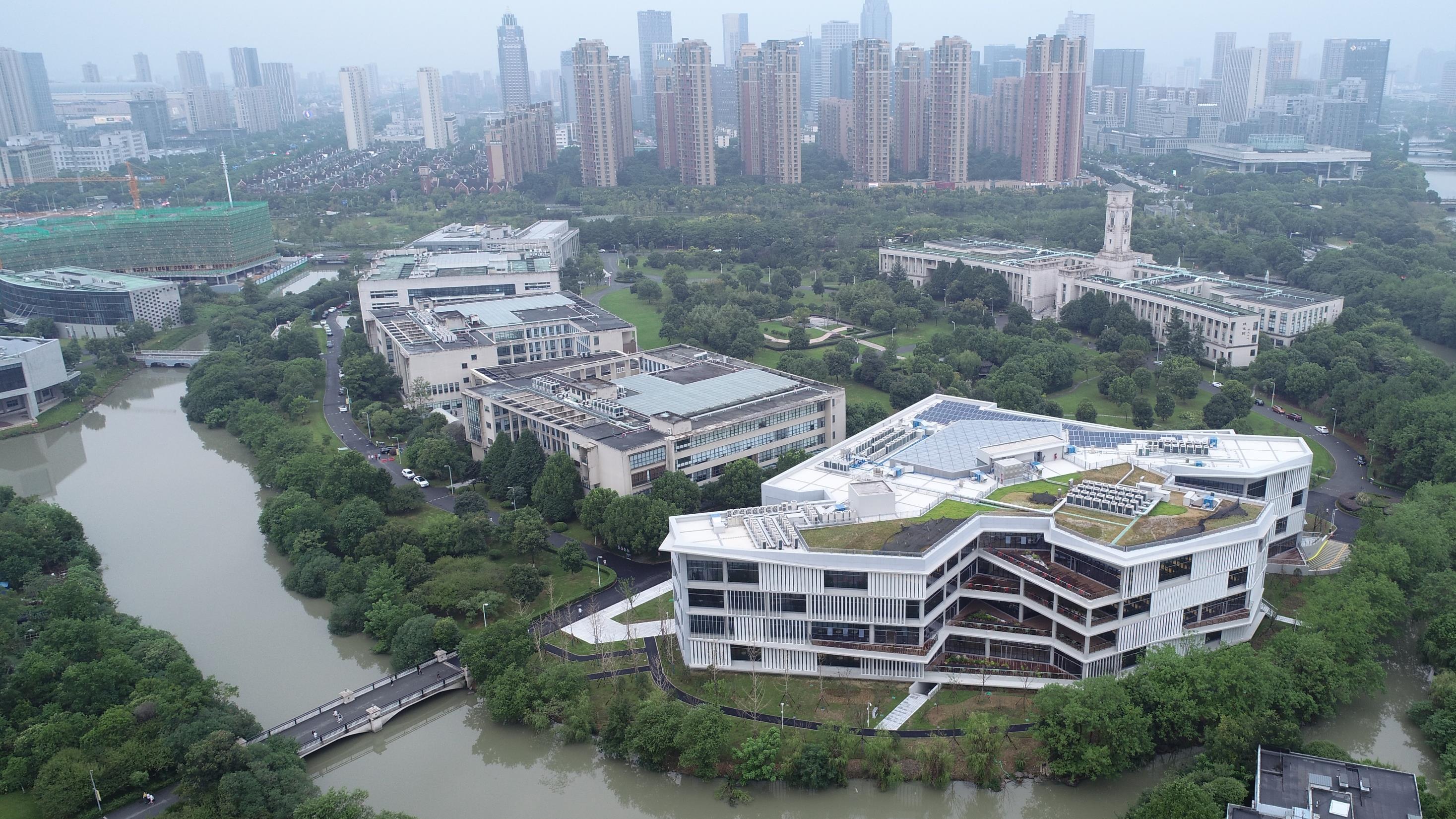 宁波诺丁汉大学图书馆建筑与周围校园的真实鸟瞰照片